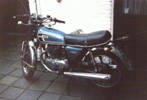 M'n eerste, een Honda CB250 tweecylinder uit 1977. Gekocht even voor het behalen van mijn A-rijbewijs in 1984. Hiermee nog met L-plaat rondgereden (mocht toen nog). Voor habbekrats verkocht, nu is zo'n CB250 veel geld waard Example Image