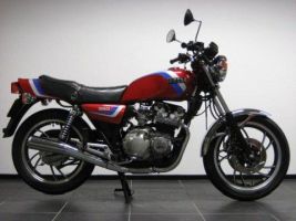 Mijn derde, een Yamaha XJ550. Nieuw gekocht bij Vos-Oss in 1986, eigenaar tot 08-1991. Zelf in de schuur omgebouwd met een kuip en koffers voor vakanties. Fijne motor met pittig blok Example Image