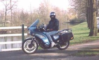 Nummer vier, een Honda CB750F2 uit 1978. Special paint, gekocht omdat het blok van de XJ550 (nr. 3) in de soep was gelopen. De Honda is een paar weken na het maken van de foto total-loss gereden door een plots overstekende auto. Heeft me 2 weken ziekenhuis gekost. Je maakt het mee Example Image