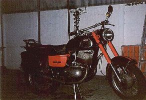 De zevende, een Jawa 350 California. Bouwjaar onbekend, gebruik van ijzer was in die tijd net uitgevonden geloof ik. Paar maanden eigenaar geweest in 1993 Example Image