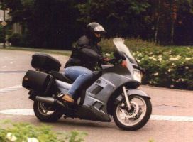 De negende, een Kawasaki GTR1000. Bouwjaar 1986. In bezit tot 09-2000 (2 jaar). Bleek uit verschillende sloopfietsen opgebouwd, draak van een motor. 'Nooit meer een Kawa' nam ik me toen voor Example Image