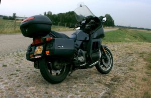 Nummer veertien, een BMW K100LT met ABS. Gekocht in mei 2008 voor 1500 euro bij De Knalpot in Rilland. Bleek veel voor weinig, erg fijne motor en betrouwbaar. Reed er nieuwe Ducati's snot mee voor de ogen. In 2014 samen met de CBR1000F ingeruild voor een BMW R1150RT. Nog altijd spijt van Example Image