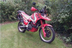 Nummer vijftien, een Suzuki DR800S 'BIG'. Geinig ding maar met bijna een ton op de teller eigenlijk wel toe aan revisie en 3 motoren rond huis was teveel. 2 Jaar eigenaar geweest tot 11-2012 Example Image
