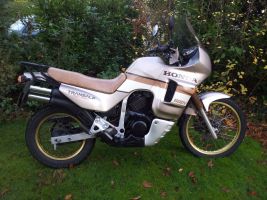 De zeventiende, een Honda XL600V Transalp. Gekocht in 11-2012, verkocht in 2017. Heb deze voorzien van zwarte valbeugels, (led) verstralers en zelf (mbv vrienden Roland en Aad) een nieuw blok ingebouwd Example Image