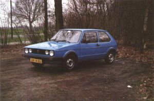 Mijn tweede, een blauwe Golf MKI met 1100cc blok. Gekregen van mijn broer, heeft het een jaar volgehouden tot ik 'm kon inruilen voor een Citroen BX Example Image