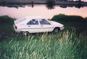 Mijn derde, een witte Citroen BX 14RE. Gekocht van een beunhaas in Heesch, blok bleek na 2 maanden zo gaar als een frikandel. Door mij tot 3x toe een ander blok ingezet (lang verhaal...) totdat ik 'm kon inruilen bij Citroenspecialist Ton Bokmans in Oss voor een prachtige blauwe BX Example Image