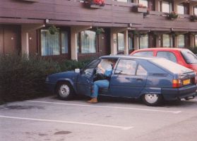 Nummer vier, een mooie blauwe Citroen BX 14RE uit 1988. Gekocht bij Ton Bokmans, de Citroen specialist (TOP garage!). Inmiddels heuse 'Citrofiel' geworden, wat een fijne auto's. Heb sindsdien wat met Franse auto's, in het bijzonder Citroen! Met deze zeer veel plezier gehad, bijzonder fijne auto. Op deze foto onderweg naar Schotland Example Image