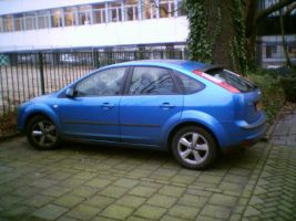 Nummer zestien, weer een leasebak. Een blauwe Ford Focus diesel. Baan dichter bij huis aangenomen bij KPN in Den Bosch. Privé bleef ik wel in de Ford Escort rijden. Het bijtelling gedoe was ik zat en wilde privé mijn eigen auto blijven rijden Example Image