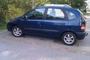 De negentiende, mijn eigen blauwe Renault Scenic. Ik wilde geen lease auto meer en heb de Zafira teruggegeven aan toenmalig werkgever KPN. Deze Scenic bleek echter een gigantische miskoop, ruim 6000 euro onkosten aan gehad in 4 jaar tijd. Sindsdien voor altijd een grondige hekel gekregen aan alles wat met Renault te maken heeft Example Image