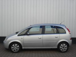 Nummer twintig. Een Opel Meriva 1.9 diesel. ik wilde na de rampzalige ervaring met de blauwe Scenic een betrouwbare auto die mij van A naar B bracht. Collega had er eentje als lease auto en die beviel hem wel. Veel ruimte ook. Dat het een heuse 'senioren-auto' bleek deed me niet zoveel. Example Image